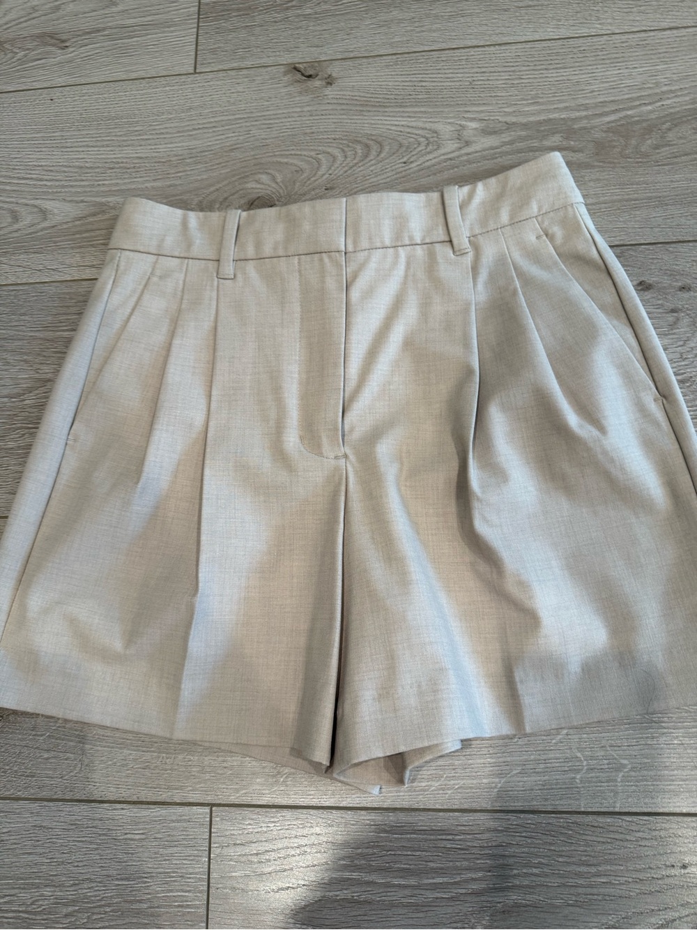 Aritzia The Effortless Short Mid-Thigh - Crepette- Taupe size 6 NWOT